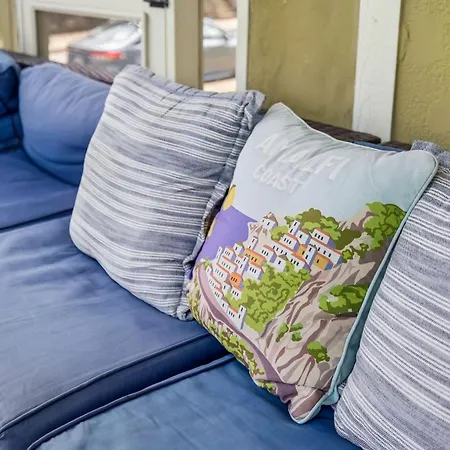Spacious Townhouse W Exclusive Backyard