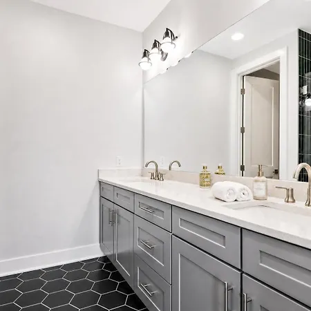 Holiday home 2 Rooftop Homes - Sleeps 24 - Near Geodis Park Nashville