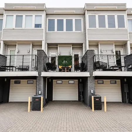 Holiday home Funk House. Mins To Broadway. Parking