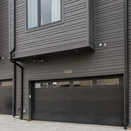 The Hubb House - Relaxing Rooftop Hot Tub Holiday home *
