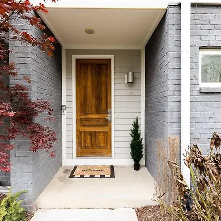 Funk House. Mins To Broadway. Parking