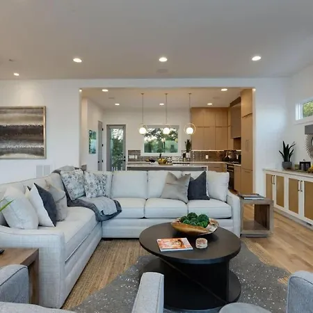 2 Ultra Lux Homes Sleeps 24 Hot Tub & Rooftops Holiday home *