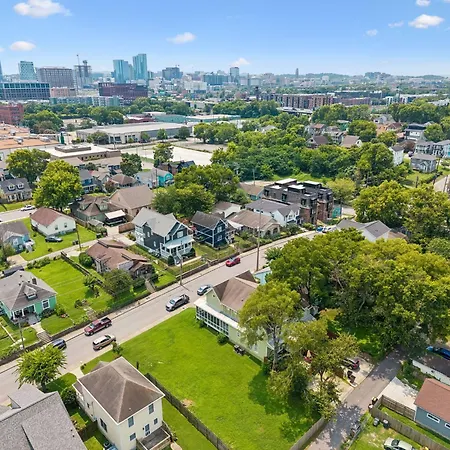 Spacious Townhouse W Exclusive Backyard
