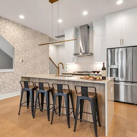 Holiday home 2 Rooftop Homes - Sleeps 24 - Near Geodis Park *