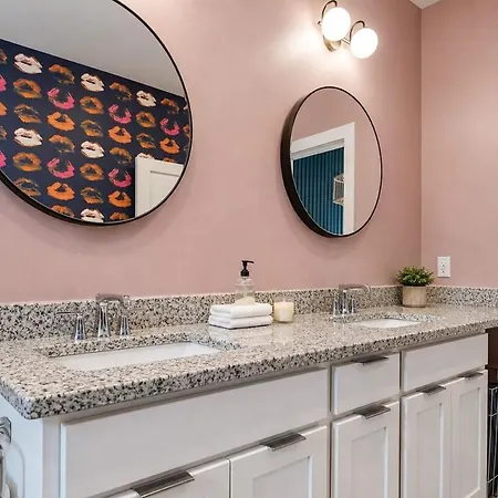 Funk House. Mins To Broadway. Parking Holiday home *