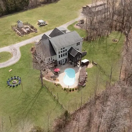 Cedar Peak - Pool Hot Tub & Gym Sleeps 24 Holiday home Nashville