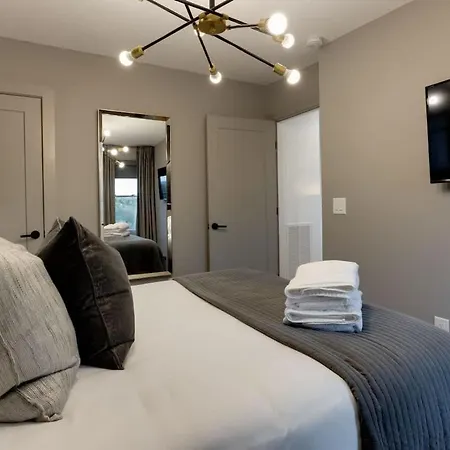 Holiday home 2 Ultra Lux Homes Sleeps 24 Hot Tub & Rooftops *