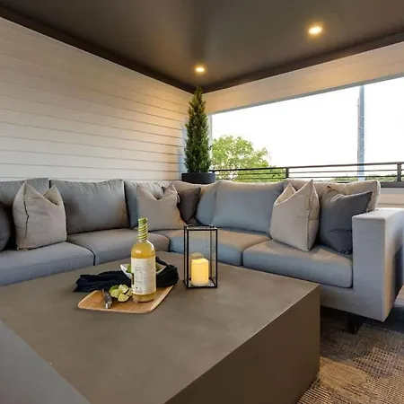 2 Ultra Lux Homes Sleeps 24 Hot Tub & Rooftops Holiday home *