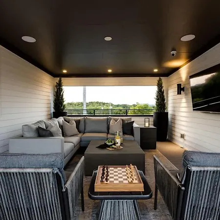 Holiday home 2 Ultra Lux Homes Sleeps 24 Hot Tub & Rooftops *