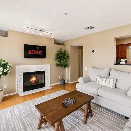 Apartment Stylish W Private Deck & River View