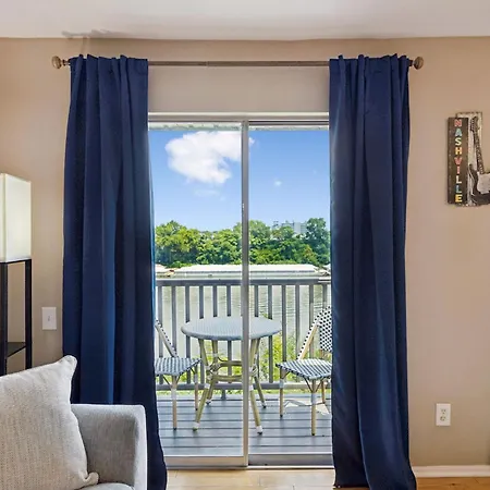 Stylish W Private Deck & River View Apartment