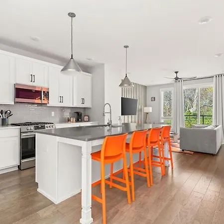 Apartment Pop Art 4br Near Downtown And Sleeps 10