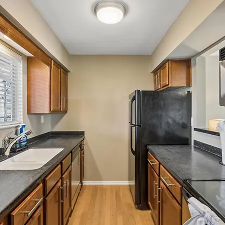Apartment Stylish W Private Deck & River View