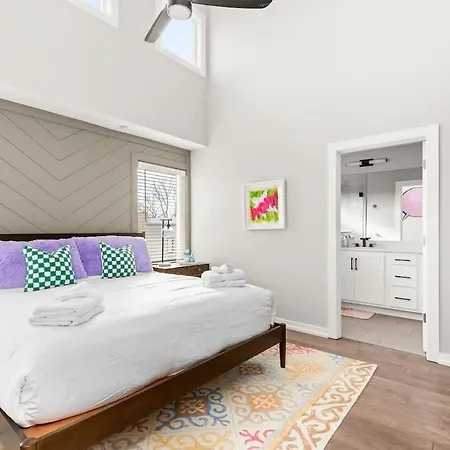 Apartment Pop Art 4br Near Downtown And Sleeps 10 *