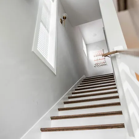 Modern East 4br Deck And Sleeps 10 * Nashville
