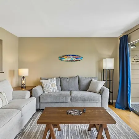 Stylish W Private Deck & River View Apartment