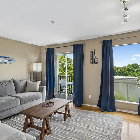 Apartment Stylish W Private Deck & River View *