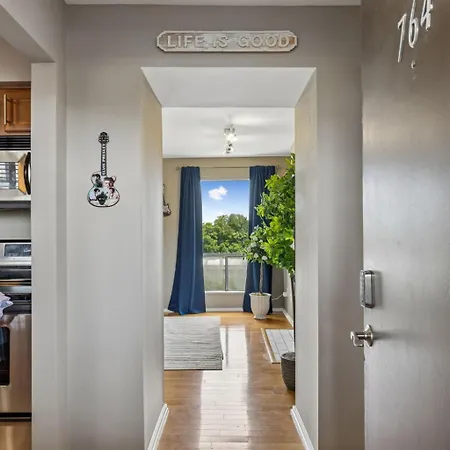 Stylish W Private Deck & River View Apartment