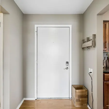 Stylish W Private Deck & River View Apartment *