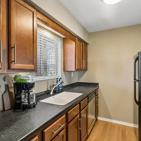 Stylish W Private Deck & River View Apartment