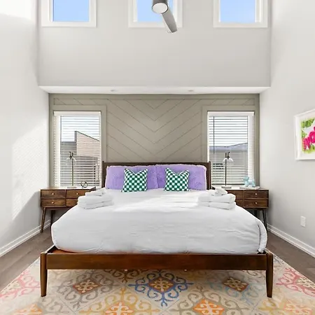 Apartment Pop Art 4br Near Downtown And Sleeps 10 *