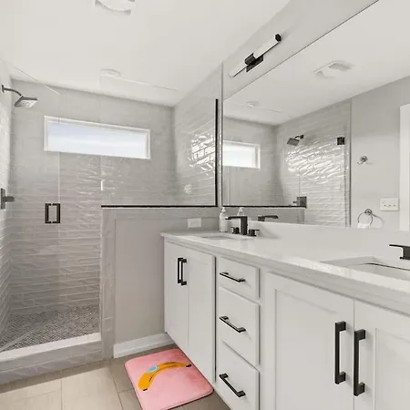 Pop Art 4br Near Downtown And Sleeps 10 Apartment