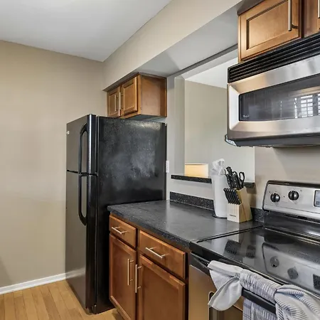 Stylish W Private Deck & River View Apartment *