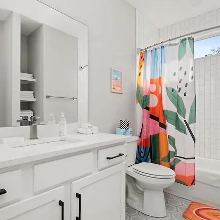 Apartment Pop Art 4br Near Downtown And Sleeps 10