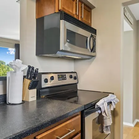 Stylish W Private Deck & River View *