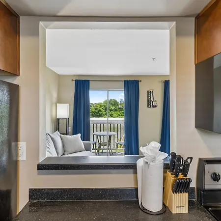 Apartment Stylish W Private Deck & River View *