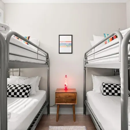 Pop Art 4br Near Downtown And Sleeps 10 Apartment