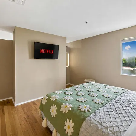 Stylish W Private Deck & River View Apartment Nashville