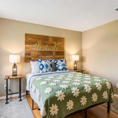 Apartment Stylish W Private Deck & River View Nashville