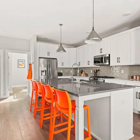 Pop Art 4br Near Downtown And Sleeps 10 Apartment *