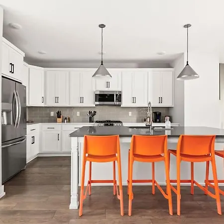Apartment Pop Art 4br Near Downtown And Sleeps 10