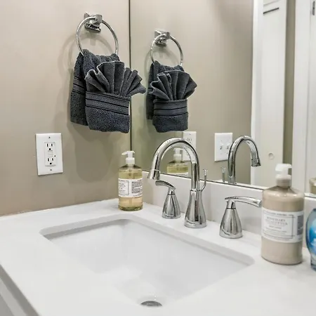 Apartment Stylish W Private Deck & River View