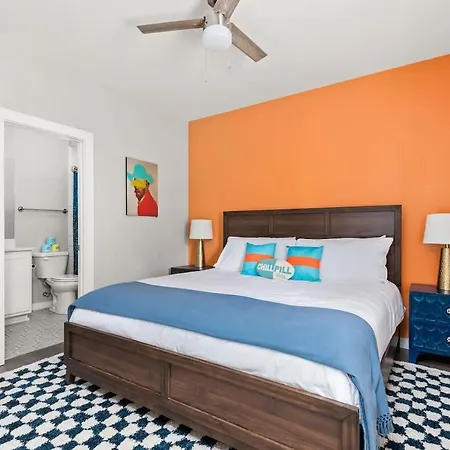 Apartment Pop Art 4br Near Downtown And Sleeps 10 *