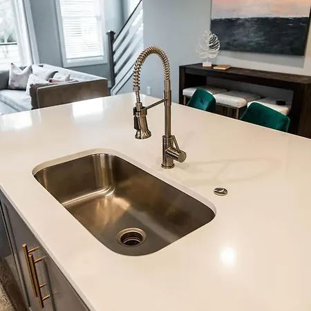 Apartment Modern East 4br Deck And Sleeps 10 *