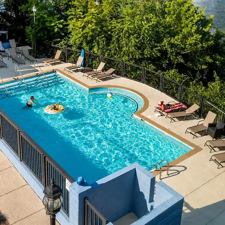 Stylish W Private Deck & River View Apartment *