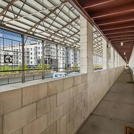 Stylish W Private Deck & River View Apartment