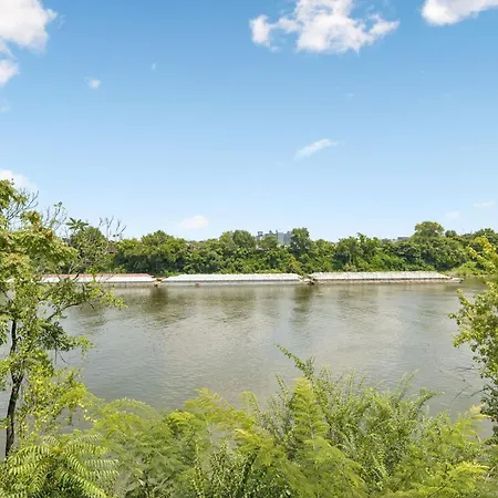 Stylish W Private Deck & River View Apartment *