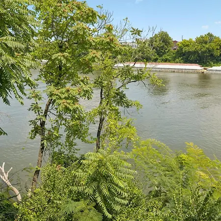 Stylish W Private Deck & River View Apartment Nashville