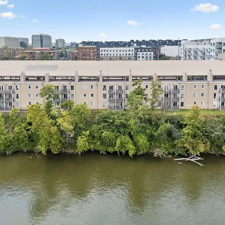 Stylish W Private Deck & River View Apartment Nashville