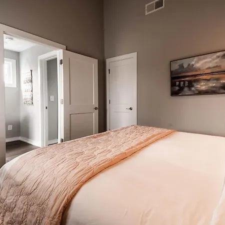 Apartment Modern East 4br Deck And Sleeps 10 *