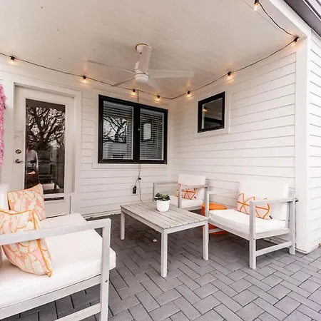 Modern East 4br Deck And Sleeps 10 Nashville