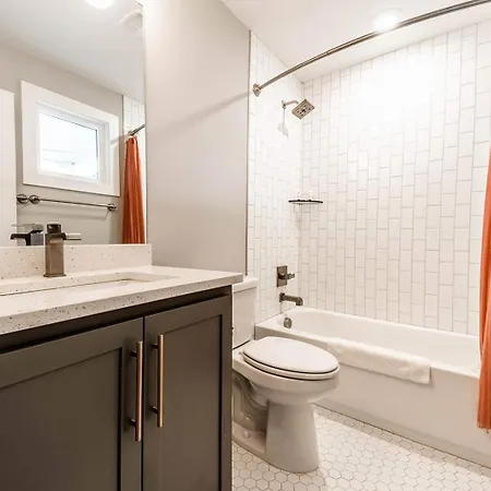 Modern East 4br Deck And Sleeps 10 * Nashville