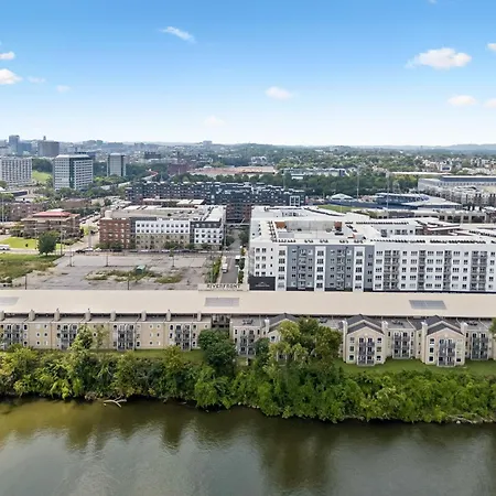 Stylish W Private Deck & River View Apartment *