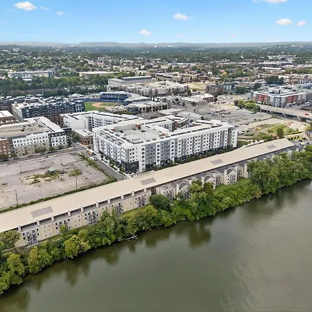 Stylish W Private Deck & River View Apartment Nashville