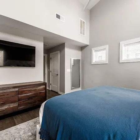 Apartment Modern East 4br Deck And Sleeps 10 *