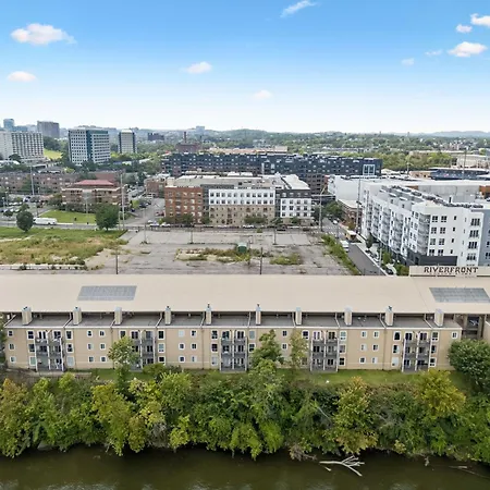 Stylish W Private Deck & River View Apartment
